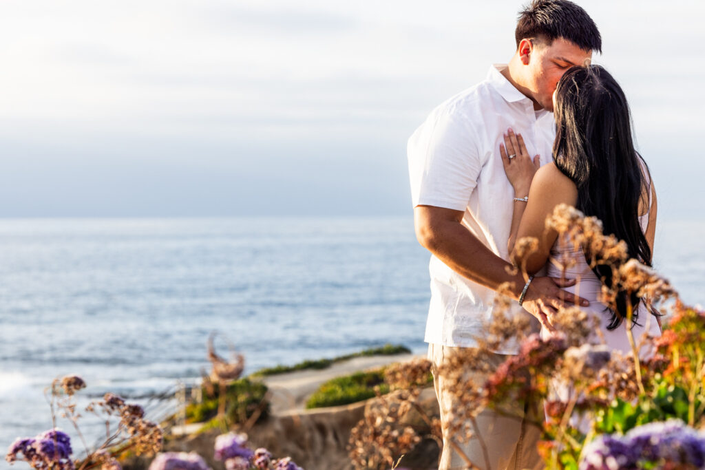 A Low-Key La Jolla Proposal with 50 Red Roses and Family Waiting Nearby san diego beach photographer 2